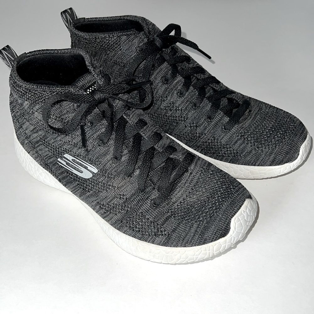 Skechers sneakers shoes women’s size 7 dark gray mesh white silver, black laces